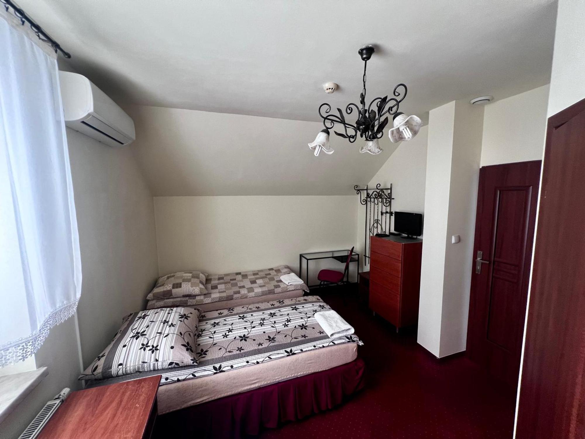 Zajazd Skorpion B&B ออชเวียนชิม ภายนอก รูปภาพ